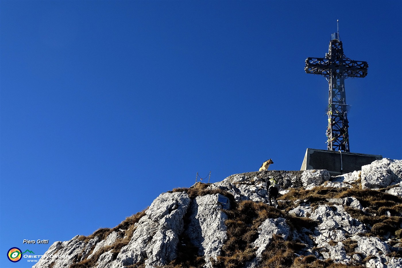57 Saliamo alla croce di Punta Cermenati (1875 m).JPG